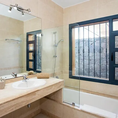 Olano Is A Lovely With Pool And Ac Playa Blanca (Lanzarote)